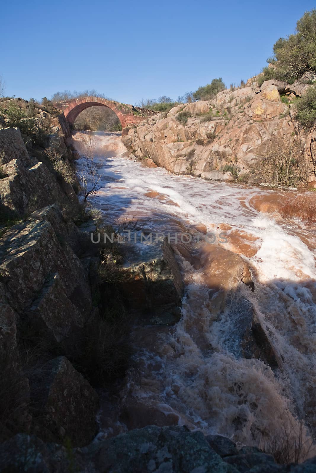 It is a Roman bridge that could belong to the primitive via Herculea, linking the ancient Oretania with the Spanish Levant, 3rd century a. d. C.. Is the landscape a beautiful formation of granitic rocks that are precipitating the River Guarrizas, forming two spectacular waterfalls that save the unevenness caused by the failure of Linares.