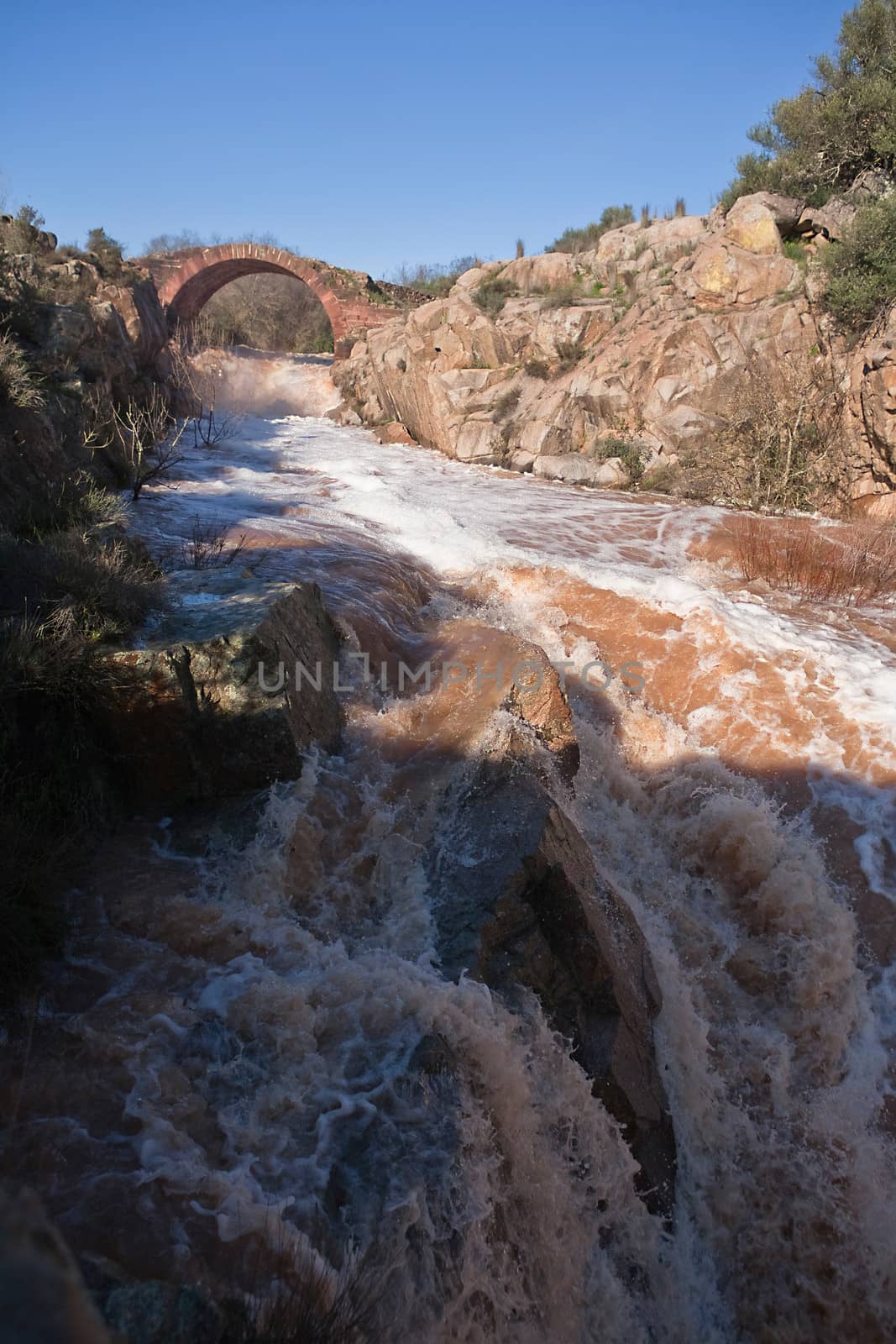 It is a Roman bridge that could belong to the primitive via Herculea, linking the ancient Oretania with the Spanish Levant, 3rd century a. d. C.. Is the landscape a beautiful formation of granitic rocks that are precipitating the River Guarrizas, forming two spectacular waterfalls that save the unevenness caused by the failure of Linares.