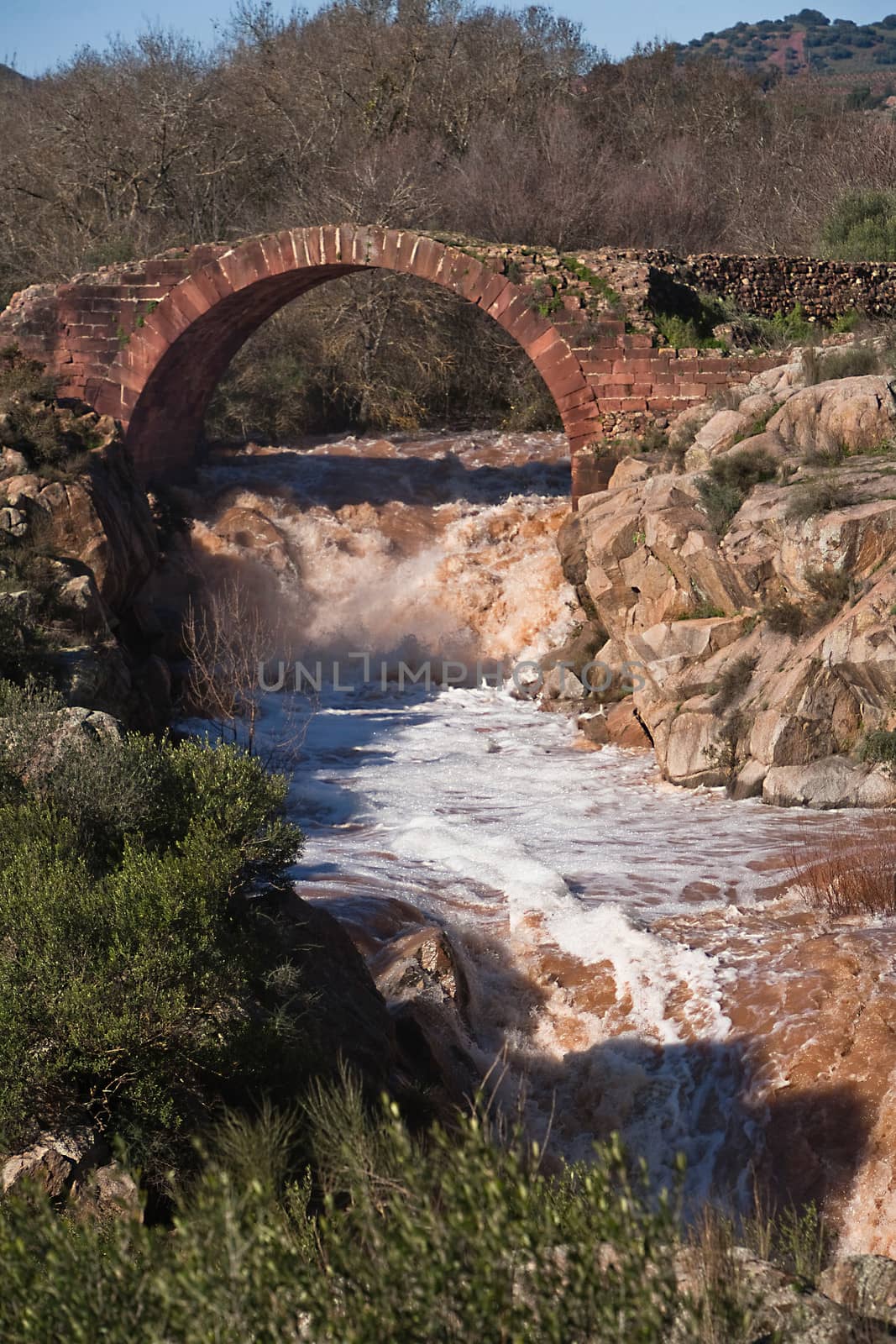 It is a Roman bridge that could belong to the primitive via Herculea, linking the ancient Oretania with the Spanish Levant, 3rd century a. d. C.. Is the landscape a beautiful formation of granitic rocks that are precipitating the River Guarrizas, forming two spectacular waterfalls that save the unevenness caused by the failure of Linares.