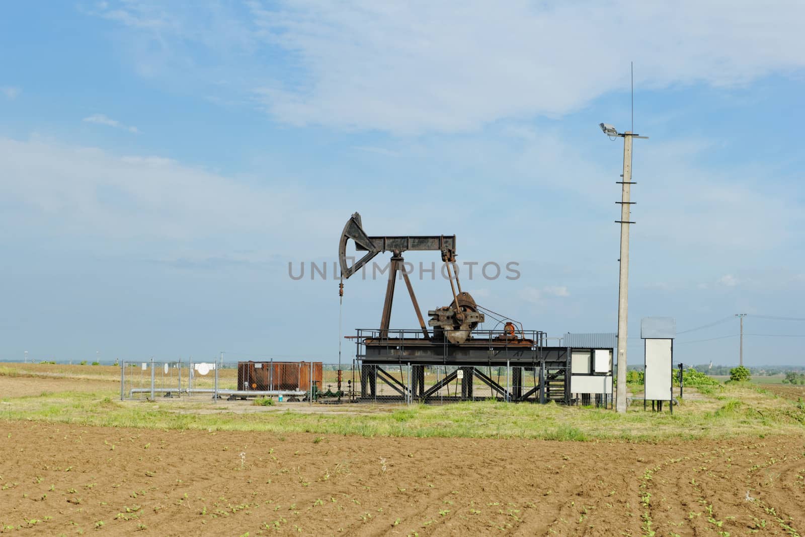 Operating oil and gas well in desert