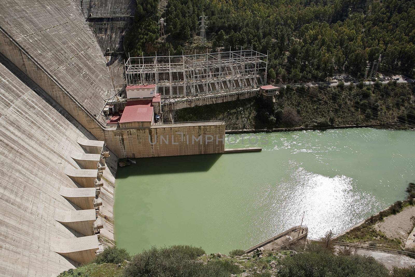 Central hydroelectric power plant of the dam of Iznajar, It was inaugurated on June 3, 1969, and belongs to the Guadalquivir hydrographic Confederation. The main tributary of the river Guadalquivir, the Genil, becomes Iznajar in the largest swamp in Andalusia.