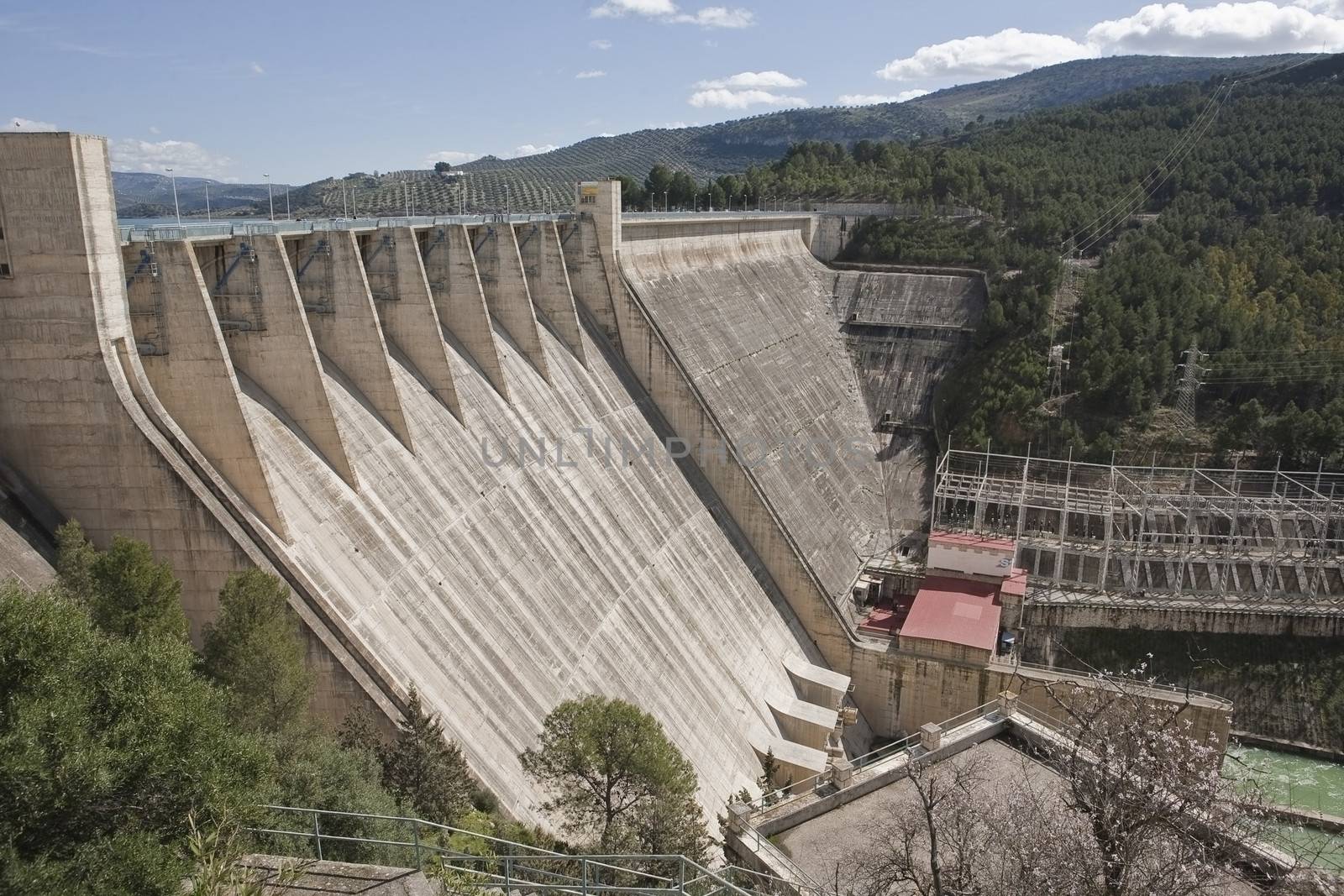 It was inaugurated on June 3, 1969, and belongs to the Guadalquivir hydrographic Confederation. The main tributary of the river Guadalquivir, the Genil, becomes Iznajar in the largest swamp in Andalusia.