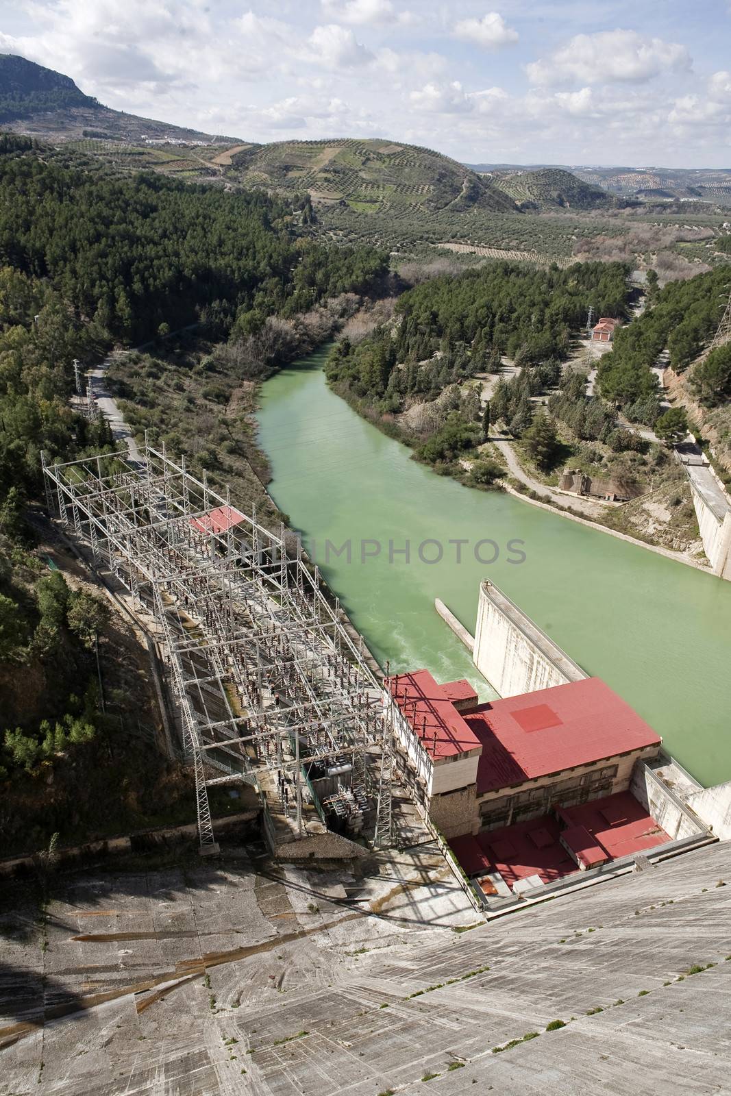 Central hydroelectric power plant of the dam of Iznajar, It was inaugurated on June 3, 1969, and belongs to the Guadalquivir hydrographic Confederation. The main tributary of the river Guadalquivir, the Genil, becomes Iznajar in the largest swamp in Andalusia.