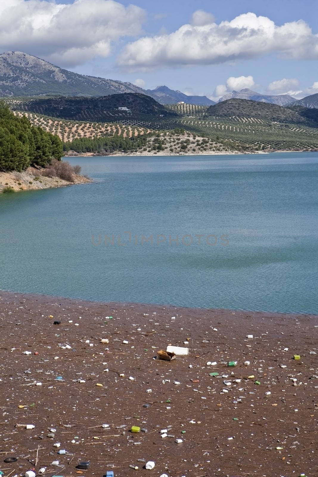 Residues and dirt accumulated in the reservoir of Iznajar, Cordoba province, Spain