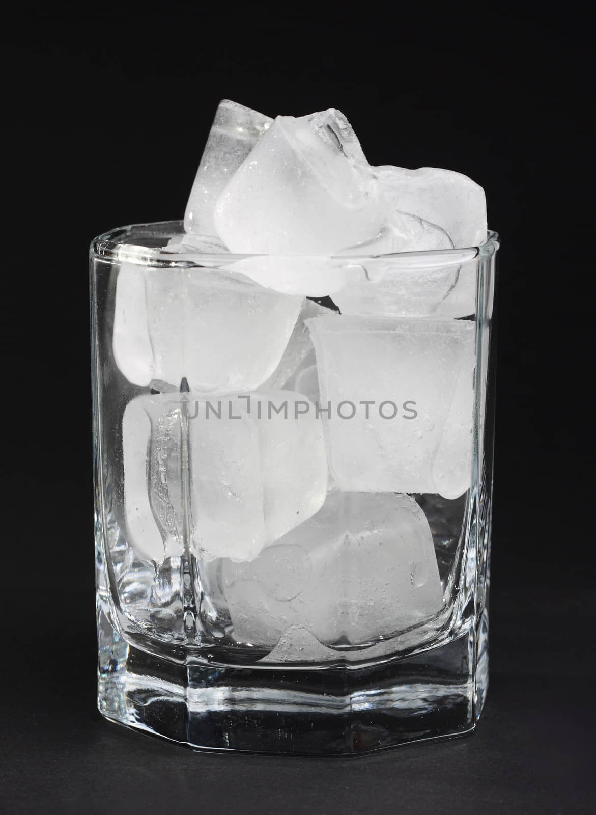 Sone cubes of ice inside a glass