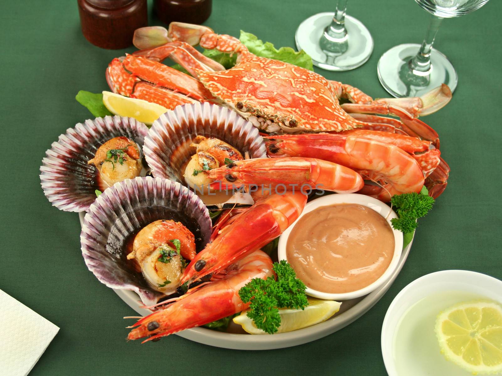 Fresh seafood platter of cooked shrimps, sand crab and pan fried scallops with coriander with thousand island dressing.