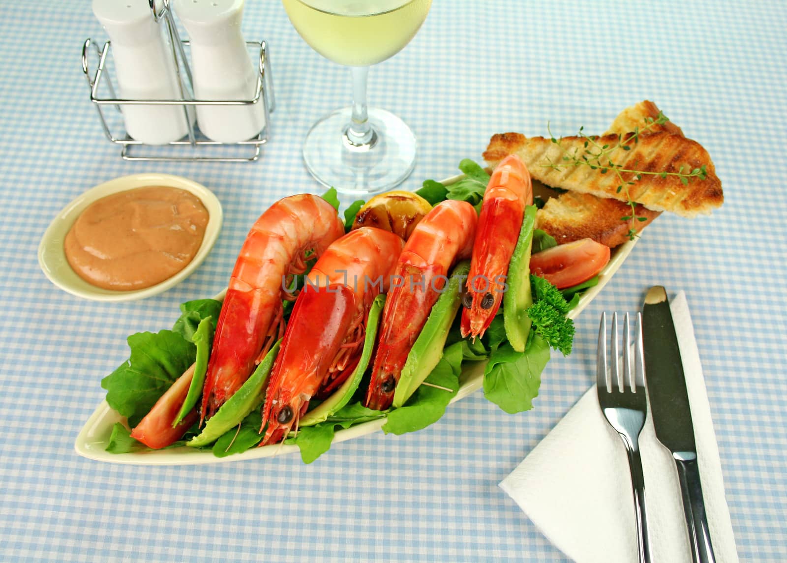 Freshly prepared shrimps with rocket salad and toasted bread with Thousand Island Dressing.