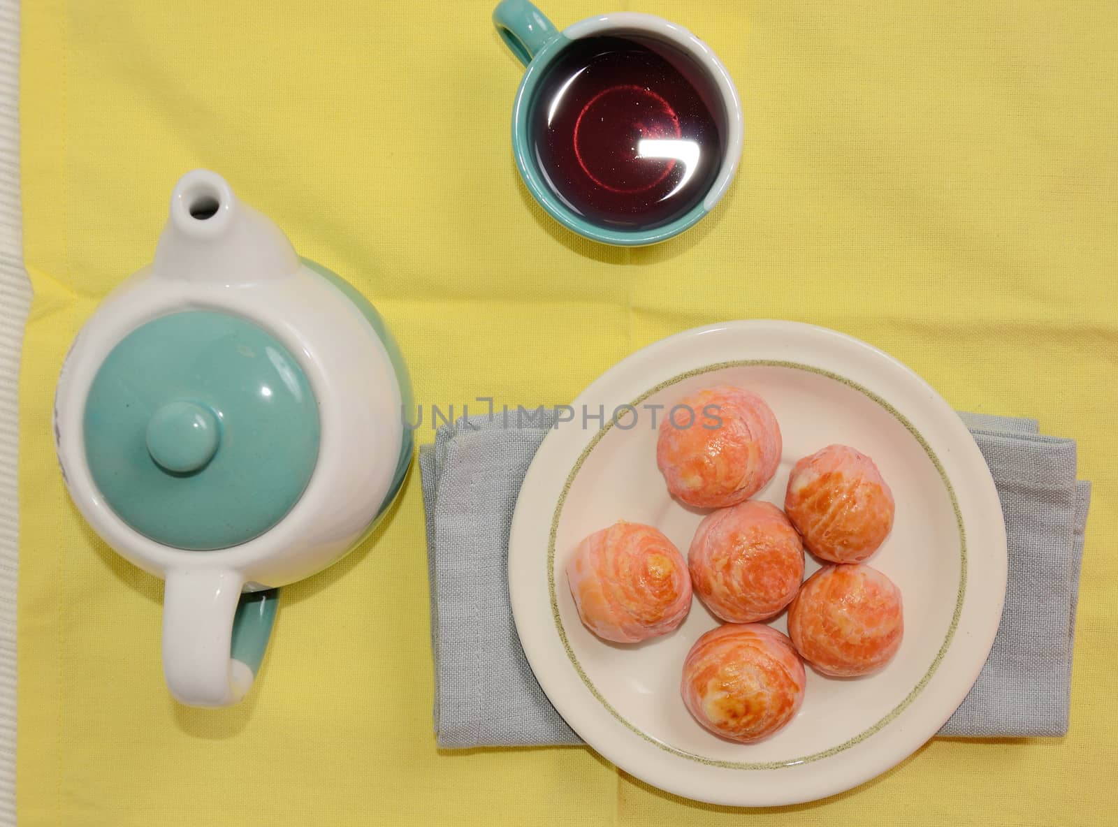 Moon cake with tea