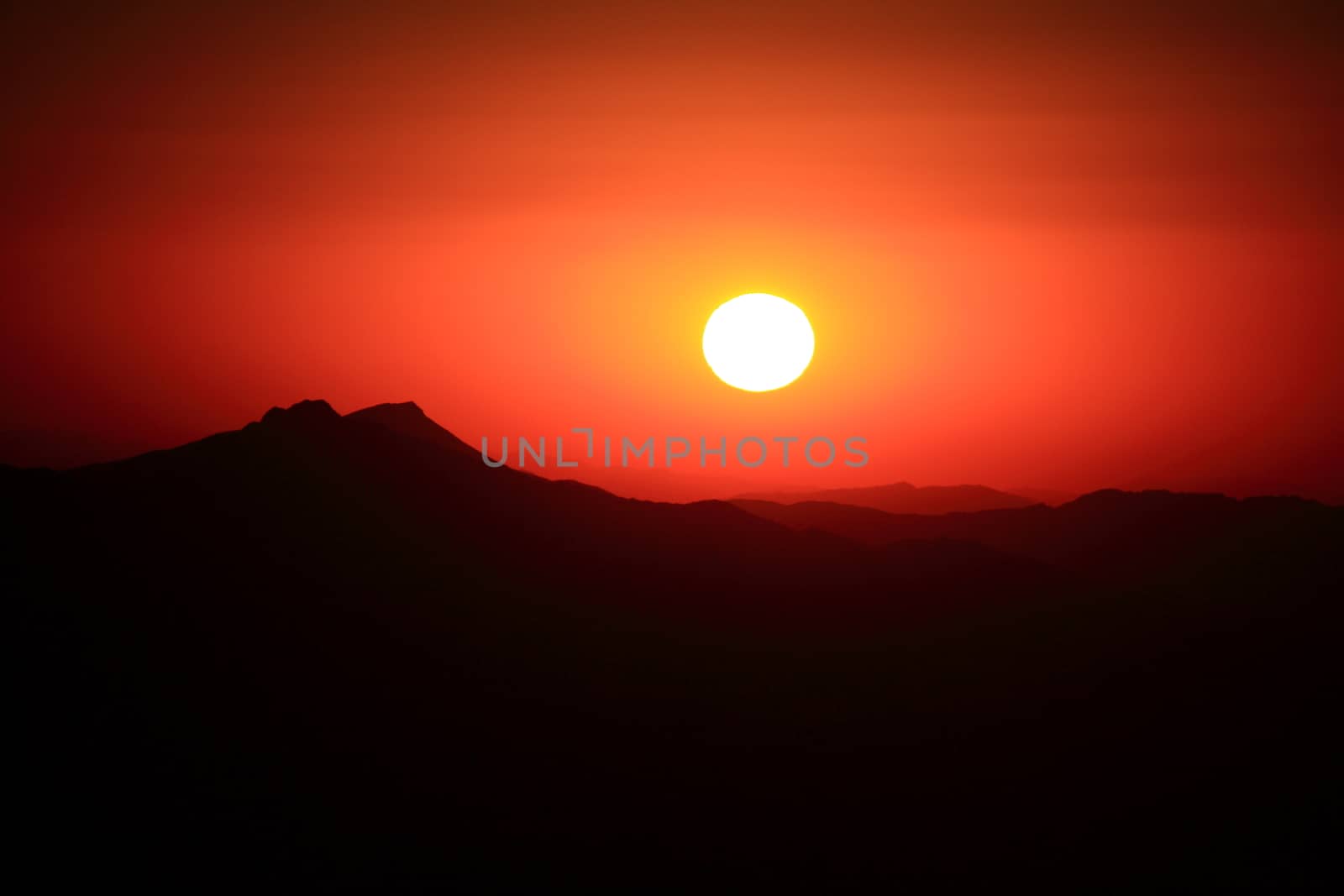Sunrise view from nemrut mountain with silhuettes