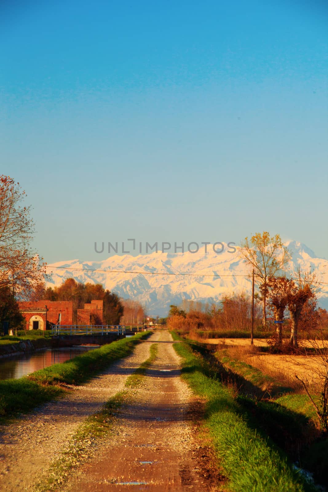 Road in the country pointing to the mountains