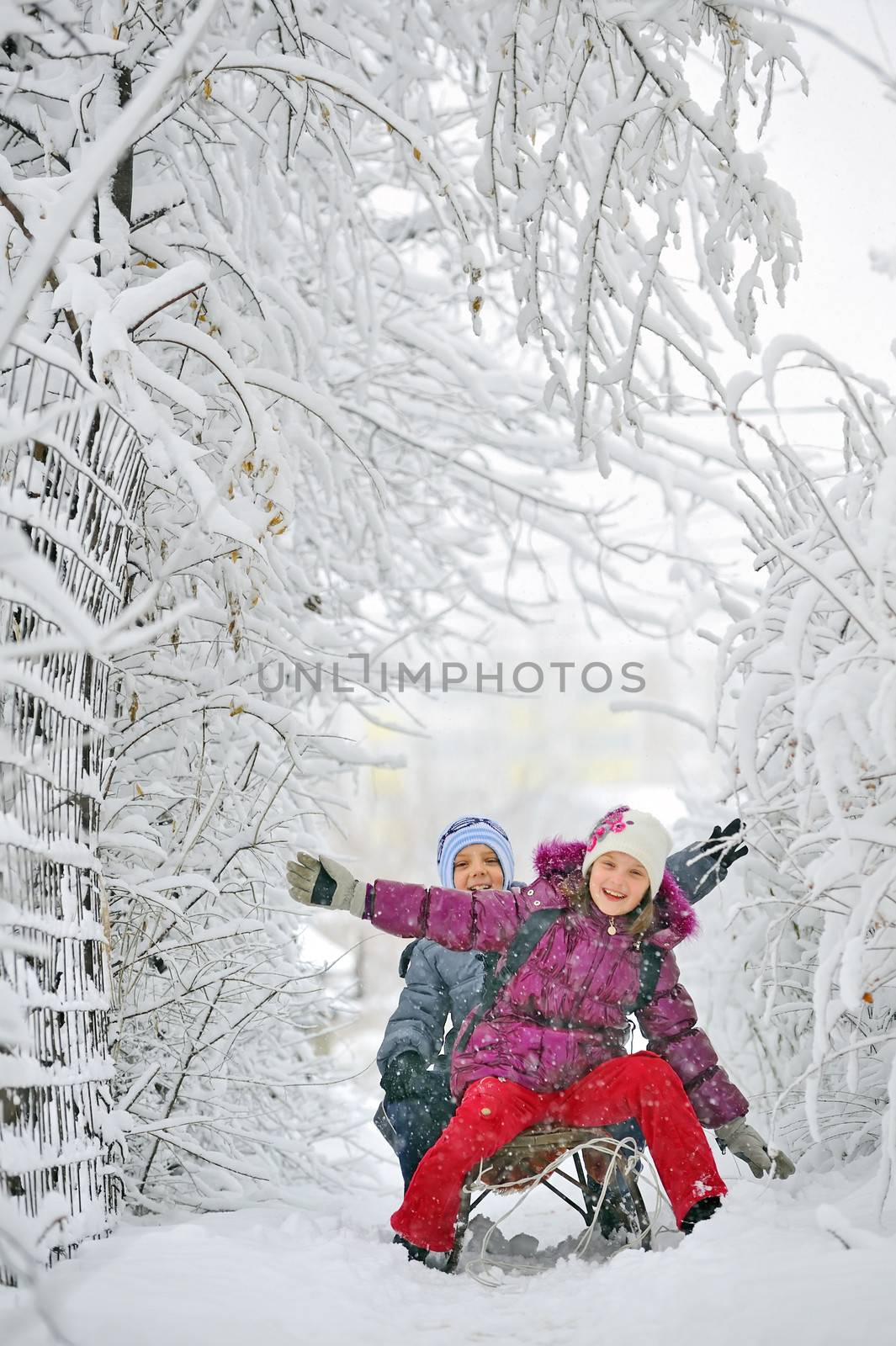 Kids sliding by mady70