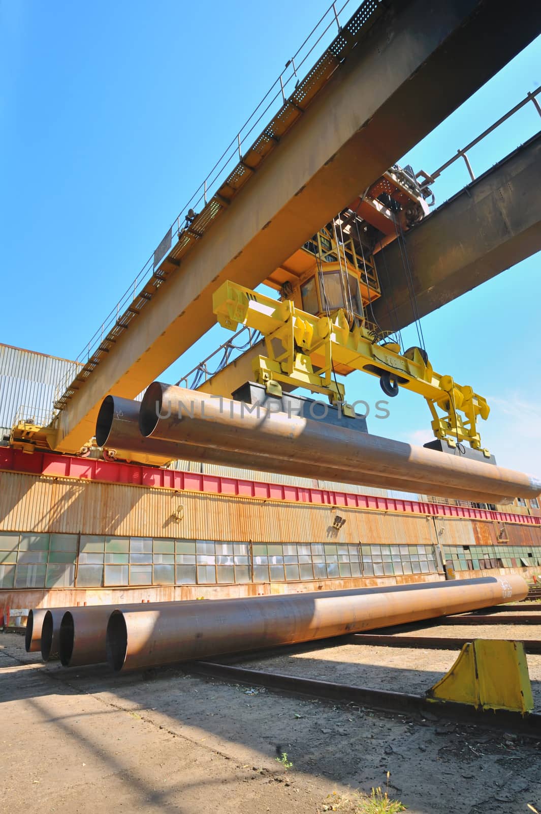 crane lifting pipes