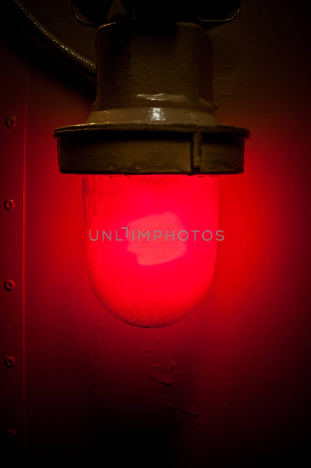 red lamp by weltreisendertj