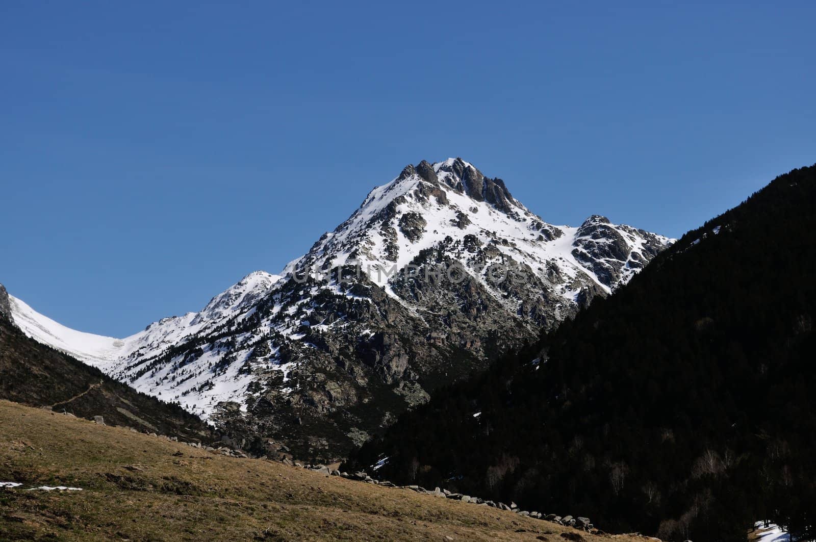 mountain peak dincles Valley