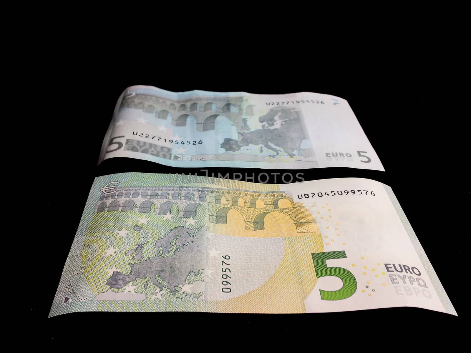 Five Euro bills by Arvebettum