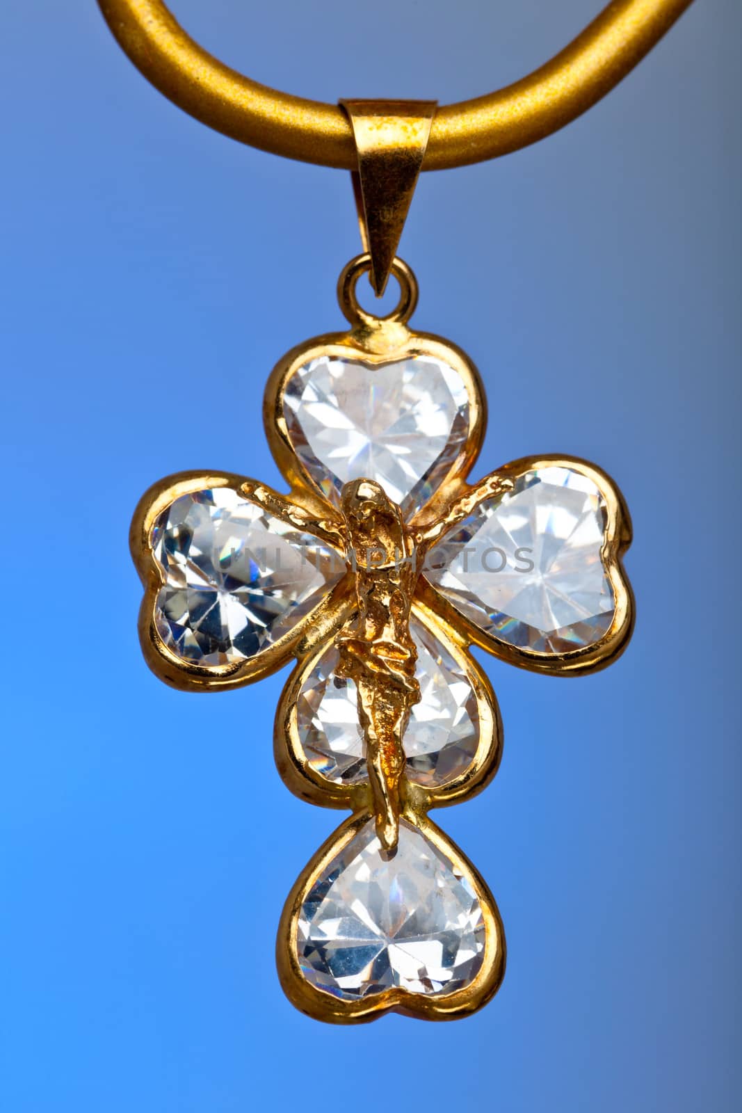 Pendant of a crucifix with five zirconia enchased