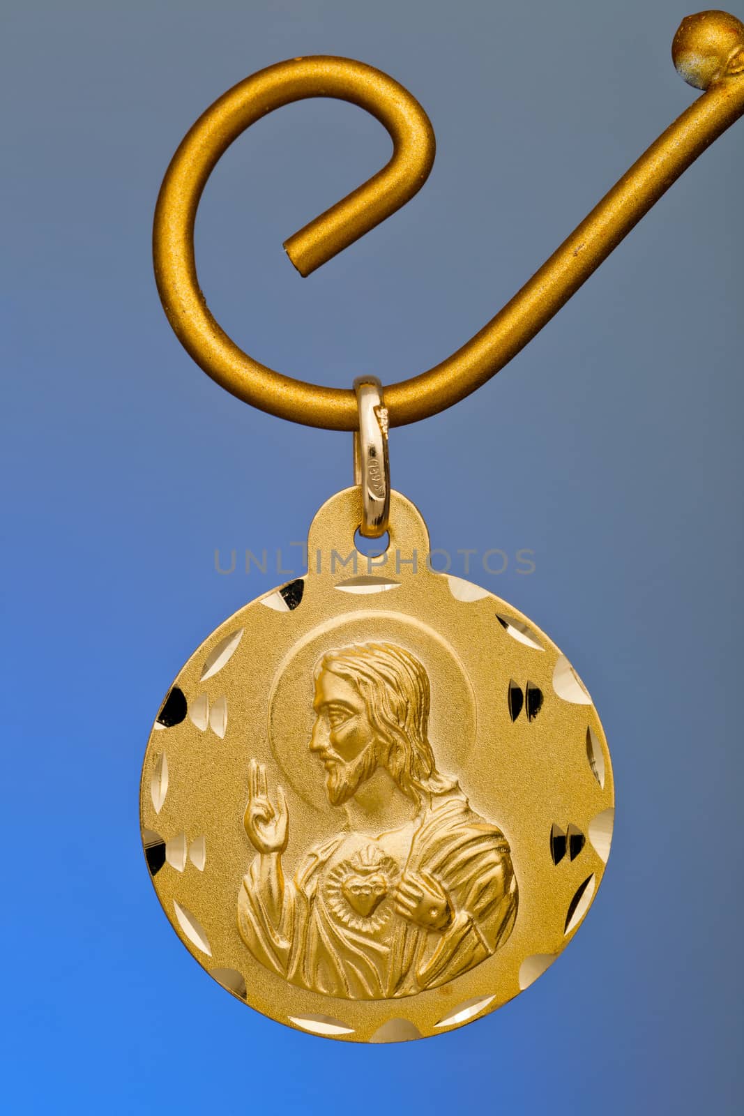 A Precious gold pendant, ideal like gift