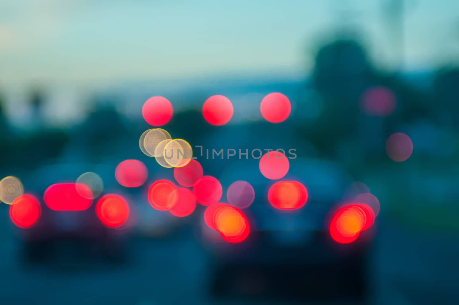 highway traffic during daytime in a city