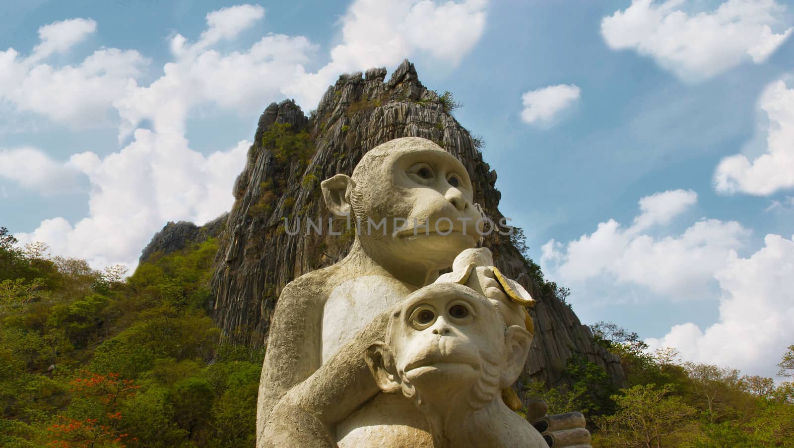 Monkey mother and child statue by sutipp11