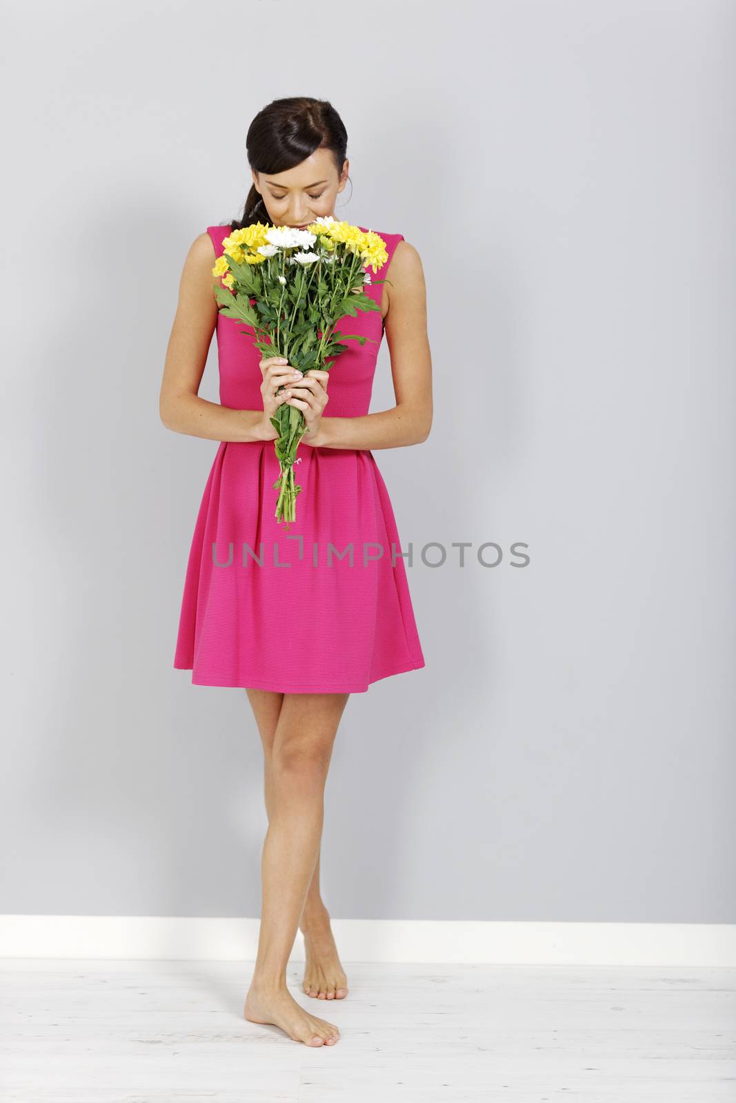 Young woman holding a bouquet of fresh flowers