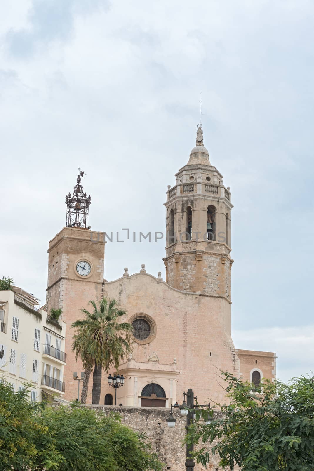 Dominating the skyline of Sitges, the Esgl��sia de Sant Bartomeu i Santa Tecla dates from the 17th century. The octagonal tower, however, is a 19th century addition. The church replaced a previous 14th century Gothic structure, which in turn had been built over the ruins of a Romanesque chapel. Behind the church is the old town of Sitges and some of the town's museums. 