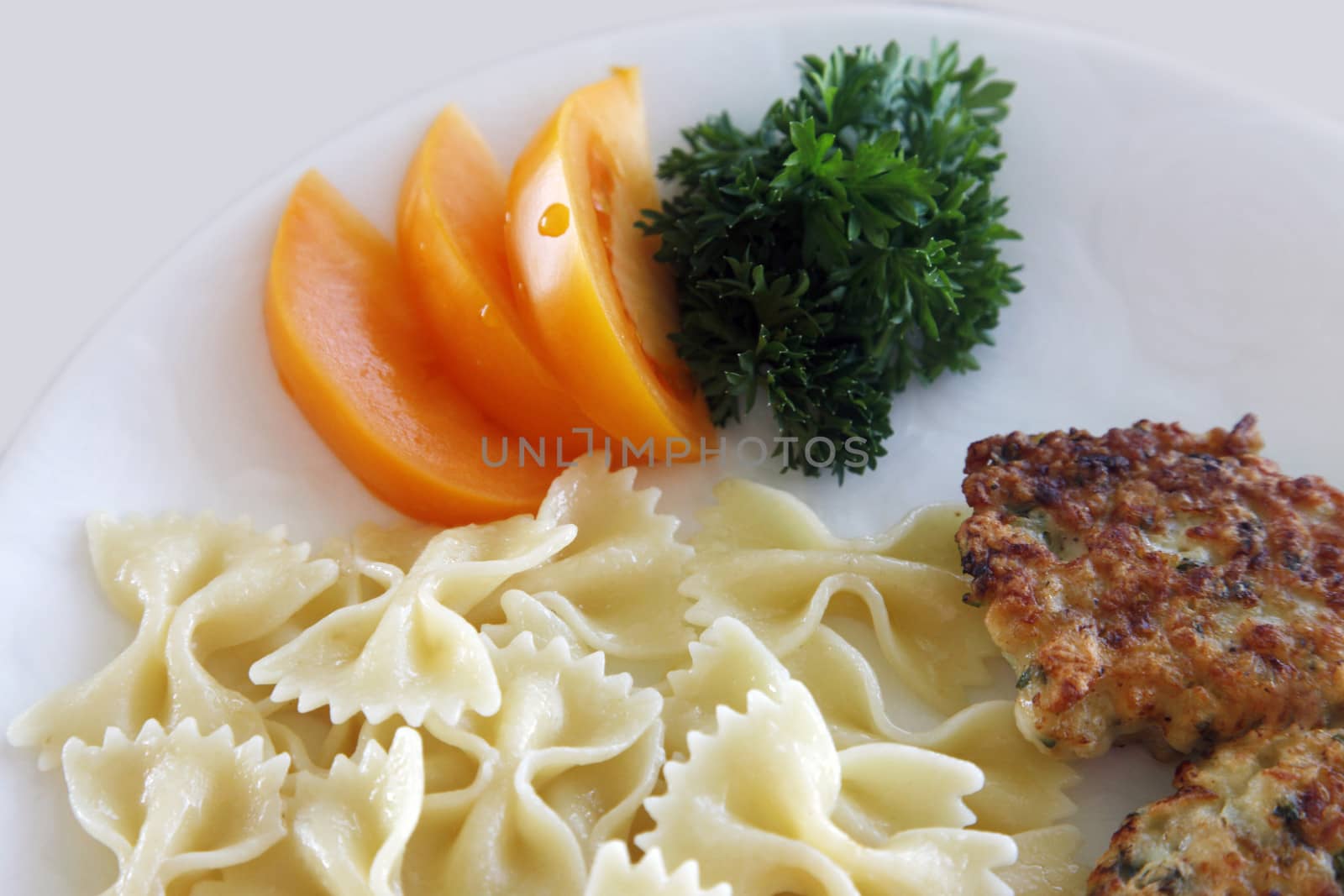 Chicken cutlets with pasta and fresh tomatoes