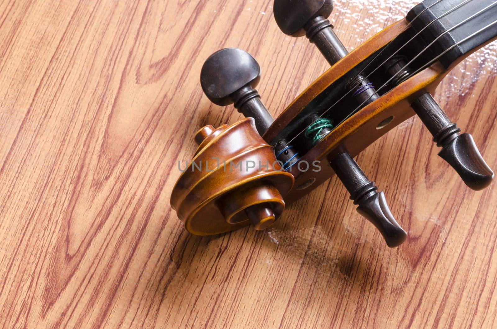 string instrument "violin" on wood background