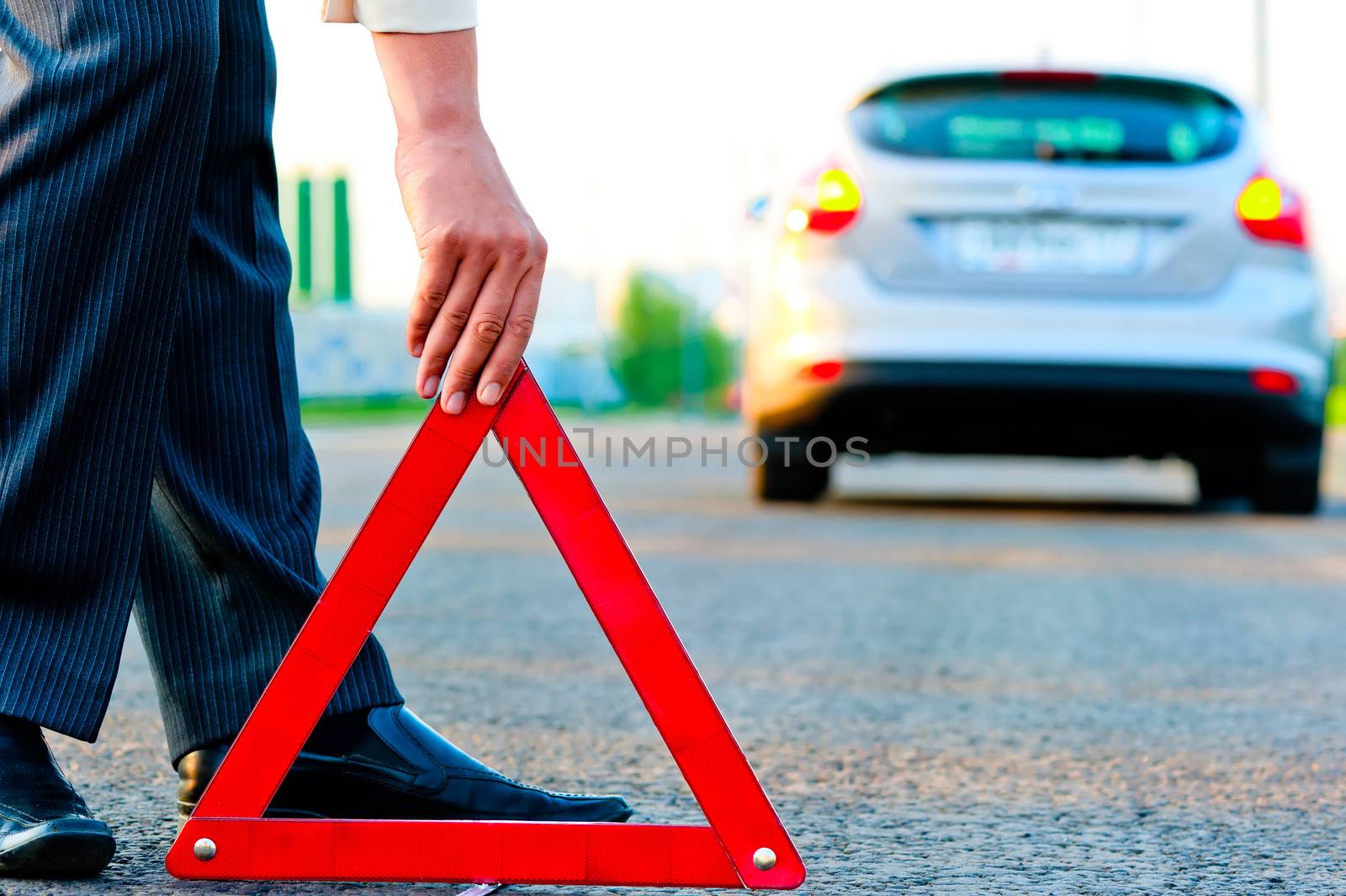 man sets the warning triangle