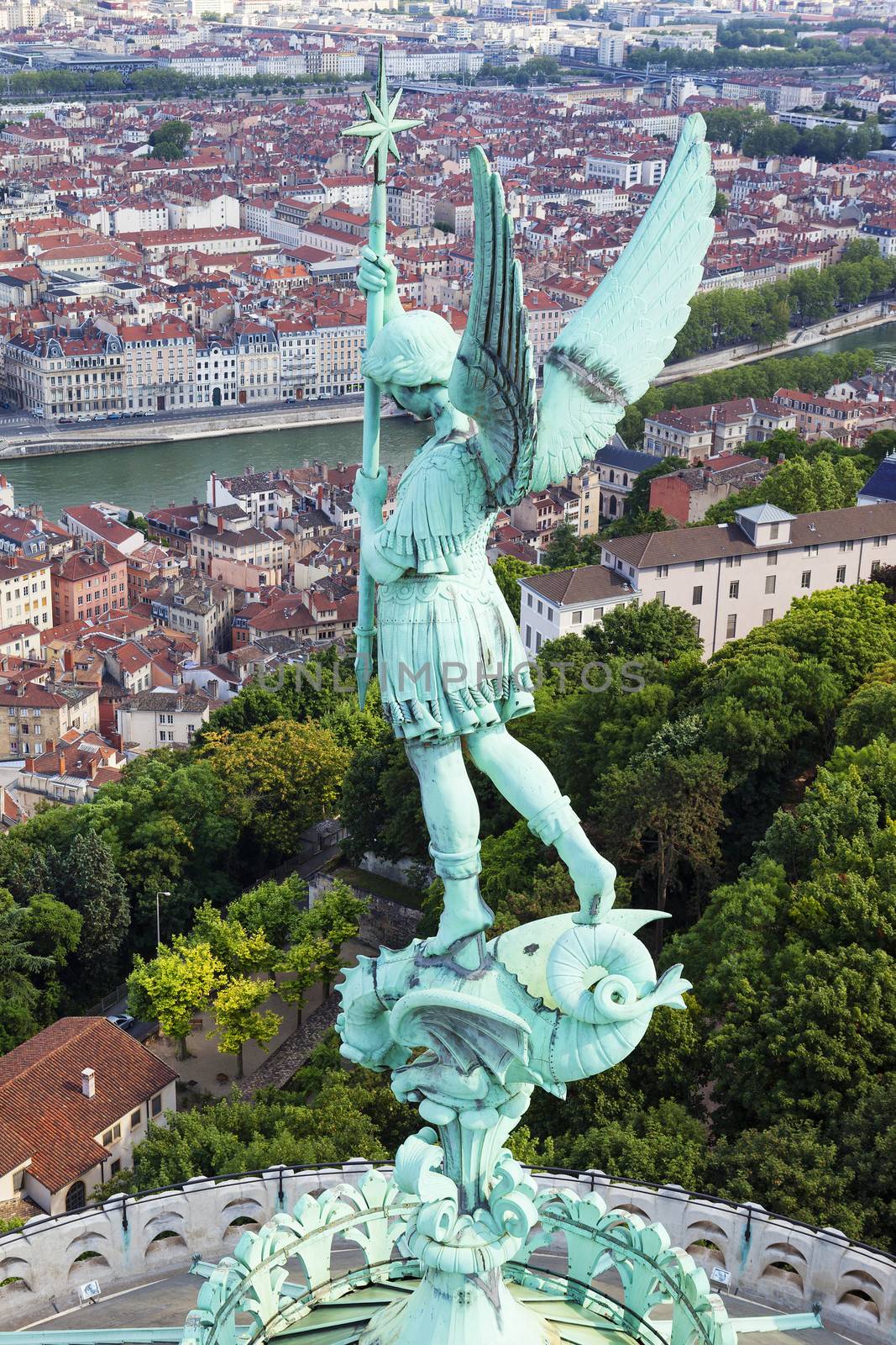 Saint Michel statue by vwalakte
