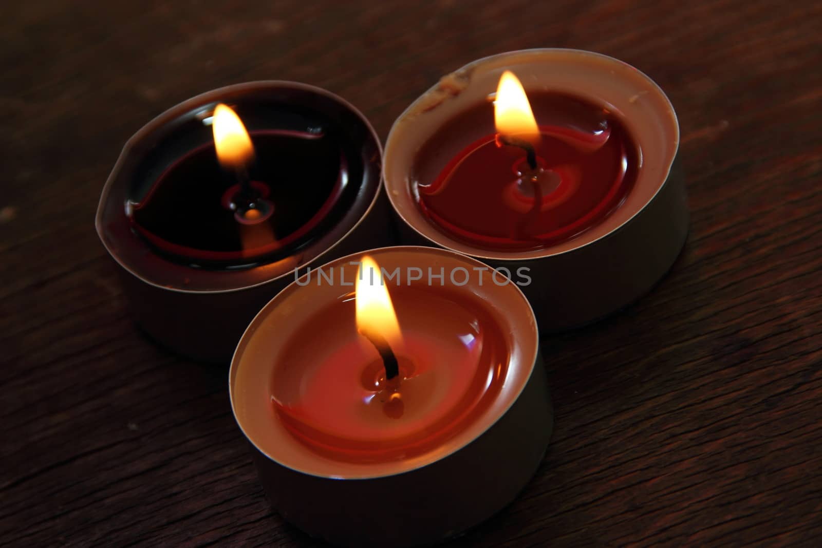 Three candles in brown tones. Cinnamon and apple