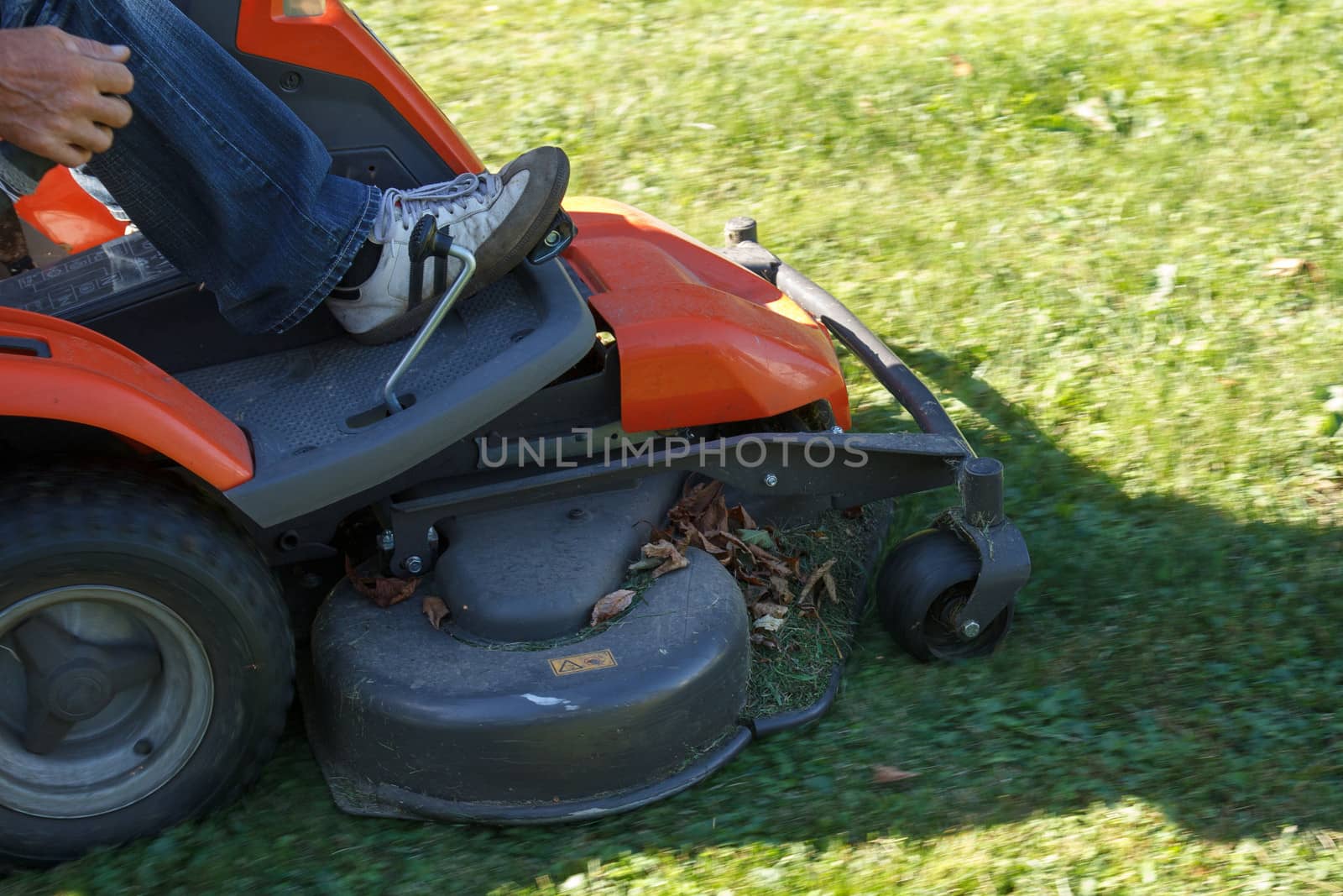 ride-on lawnmower tractor