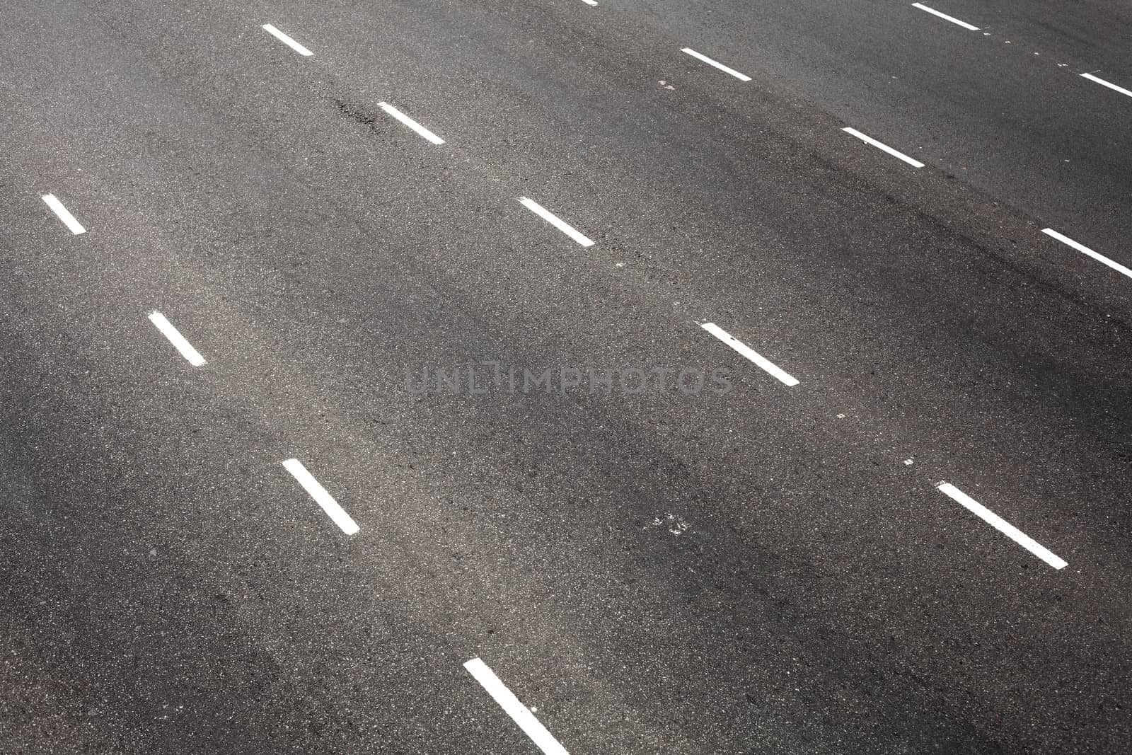 road with dividing white stripes