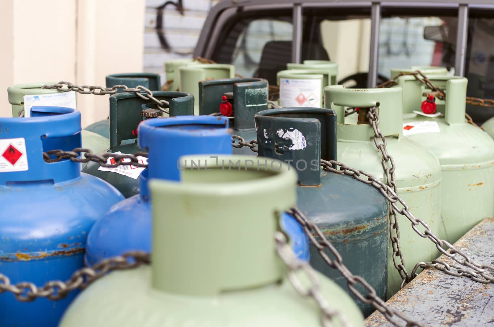 gas cylinders chained