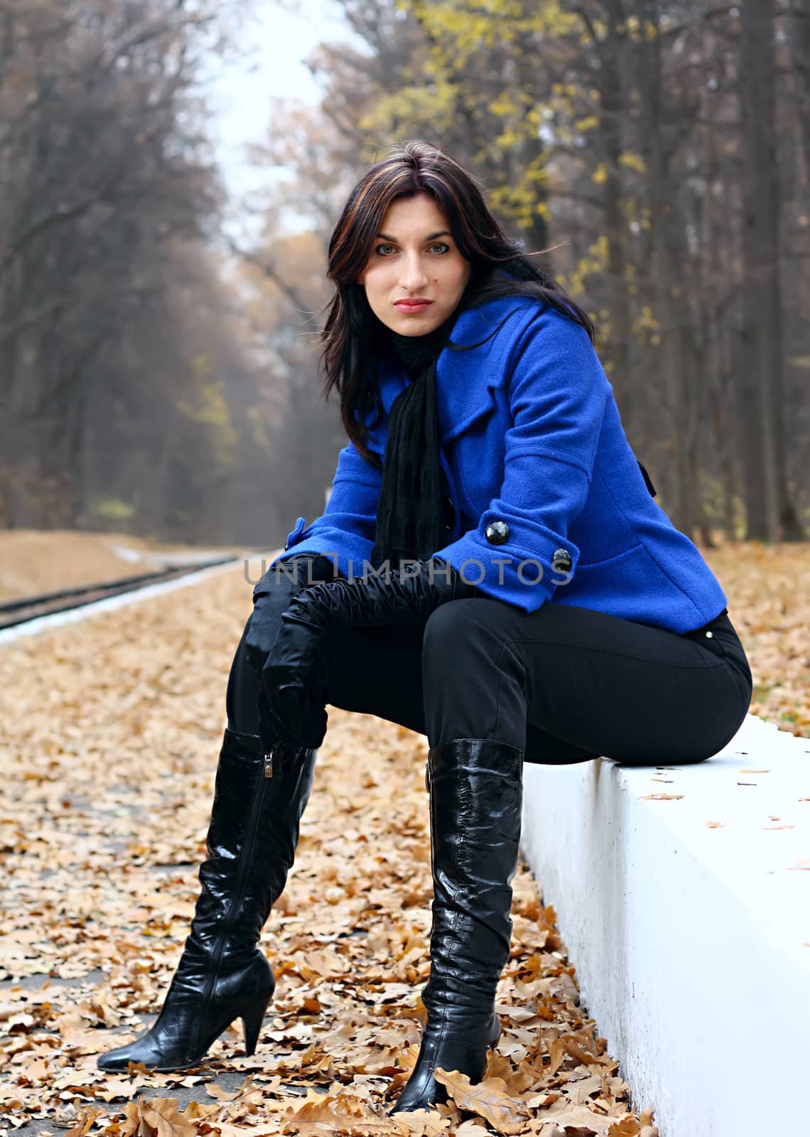 Young woman in the autumn park