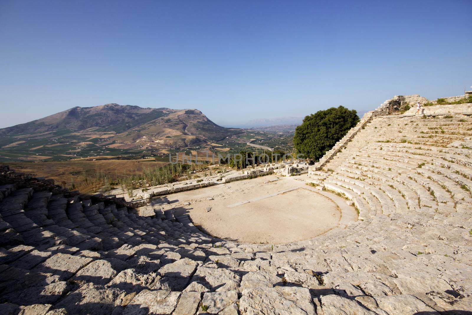 The Doric temple of Segesta by olliemt