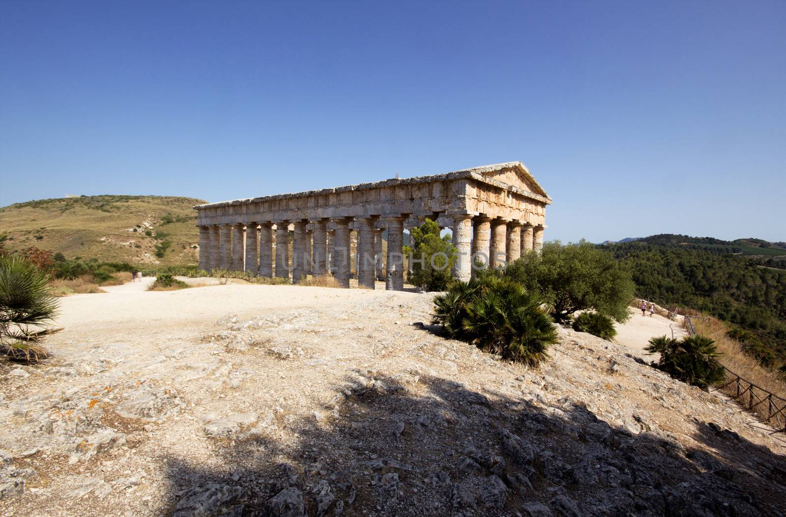 The Doric temple of Segesta by olliemt