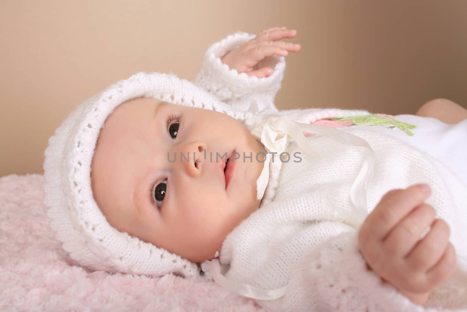 Cute baby girl wearing a knitted bonnet en jersey