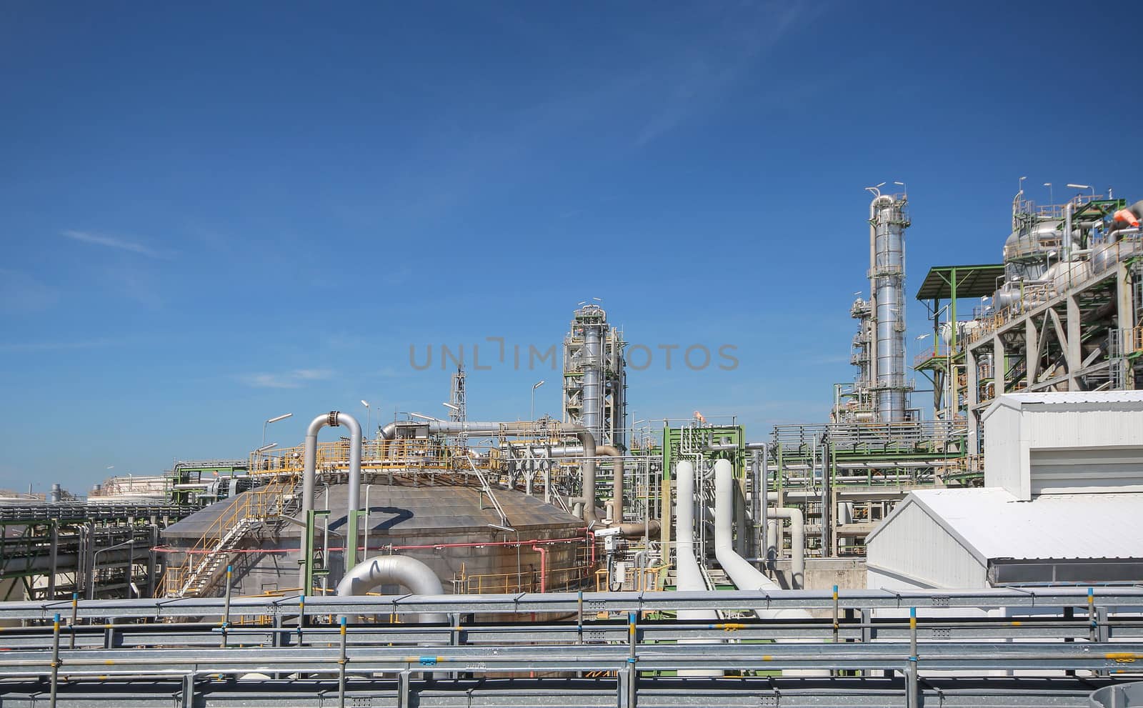 Refinery tower and process area structure in refinery plant