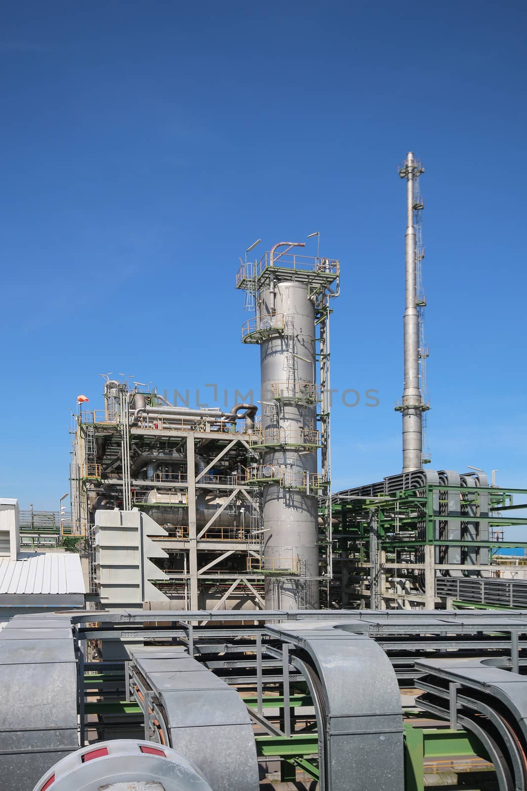 Refinery tower and process area structure in refinery plant