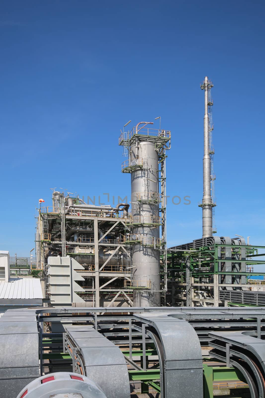 Refinery tower and process area structure in refinery plant