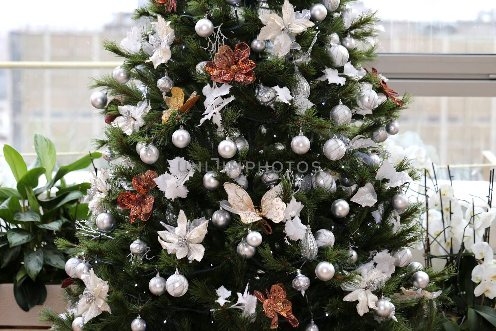 Christmas tree with toys