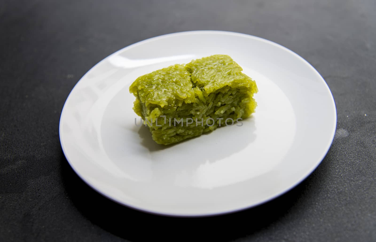 Glutinous rice cooked with sugar which pandan leaves flavor1