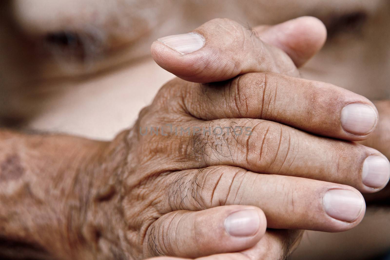 old man hand by ponsulak