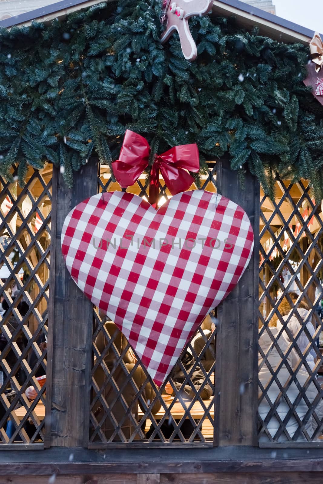 Christmas heart at the Christmas market by vicdemid