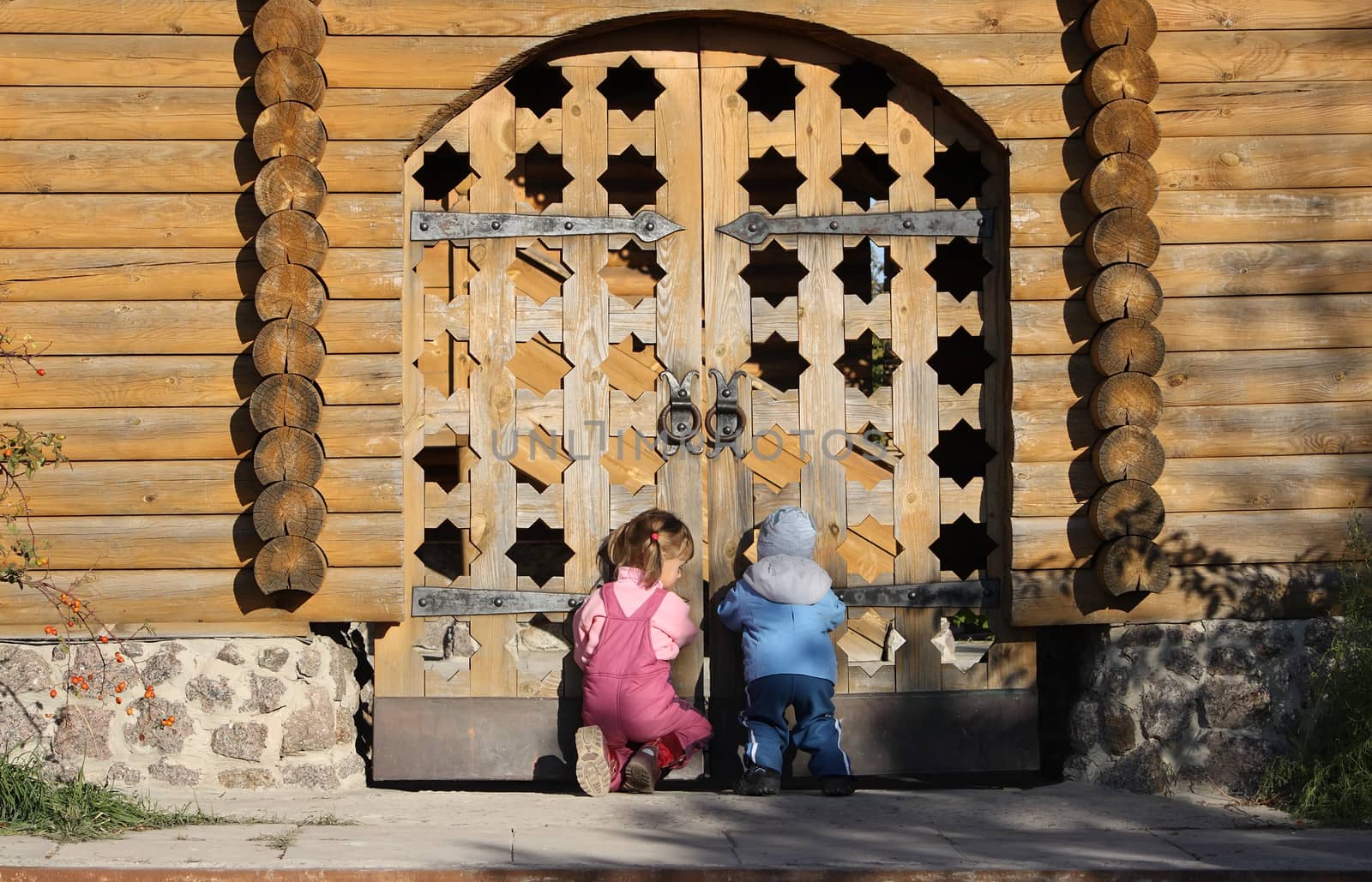 Children near the wooden gates by dedmorozz