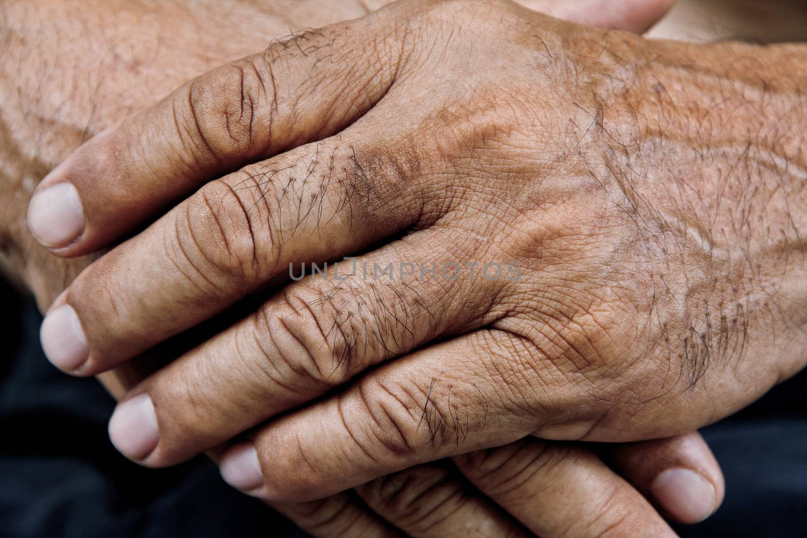 old man hand by ponsulak