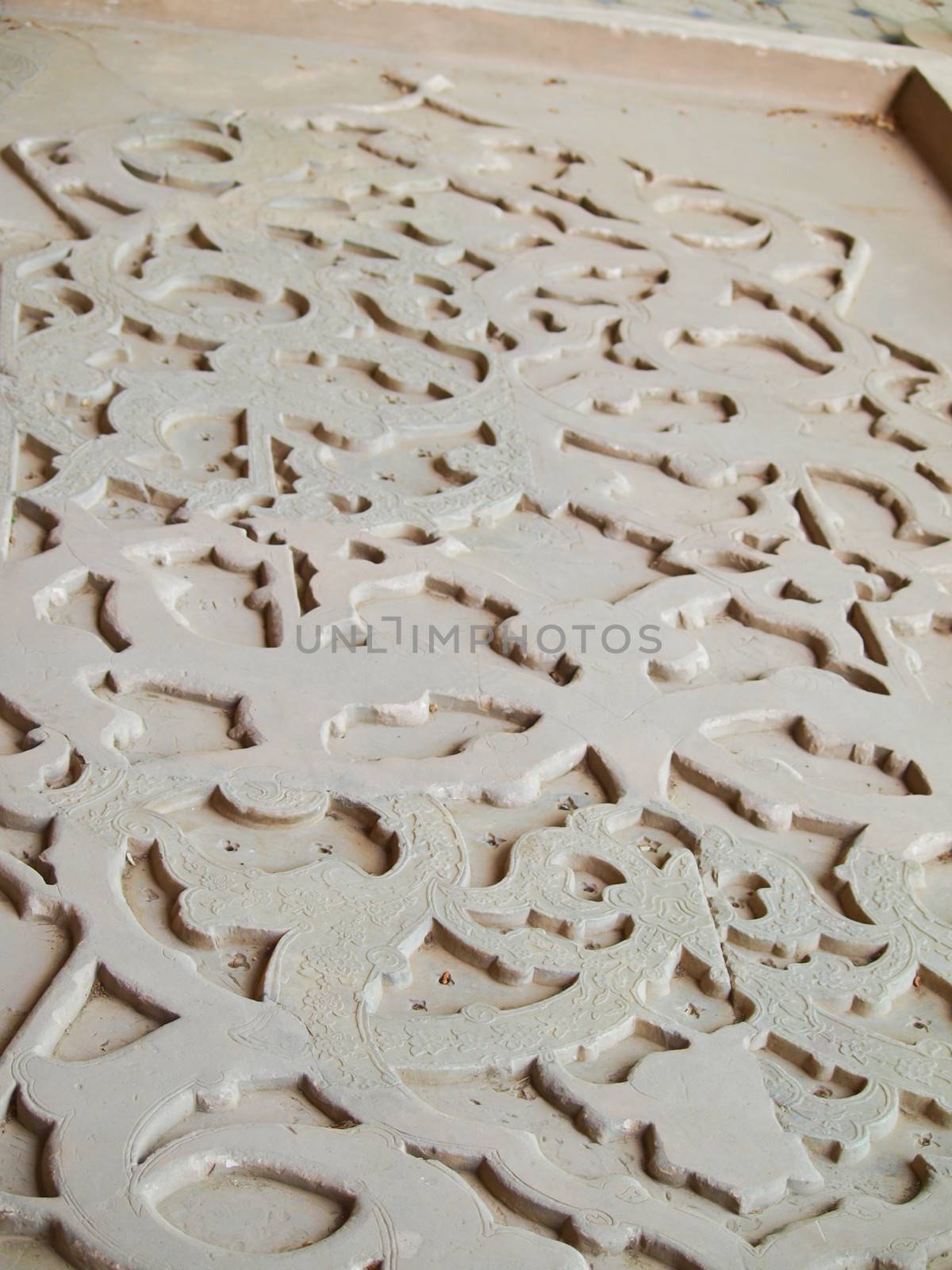 White stucco Islamic pattern decoration in Chehel Sotoun (Sotoon by gururugu