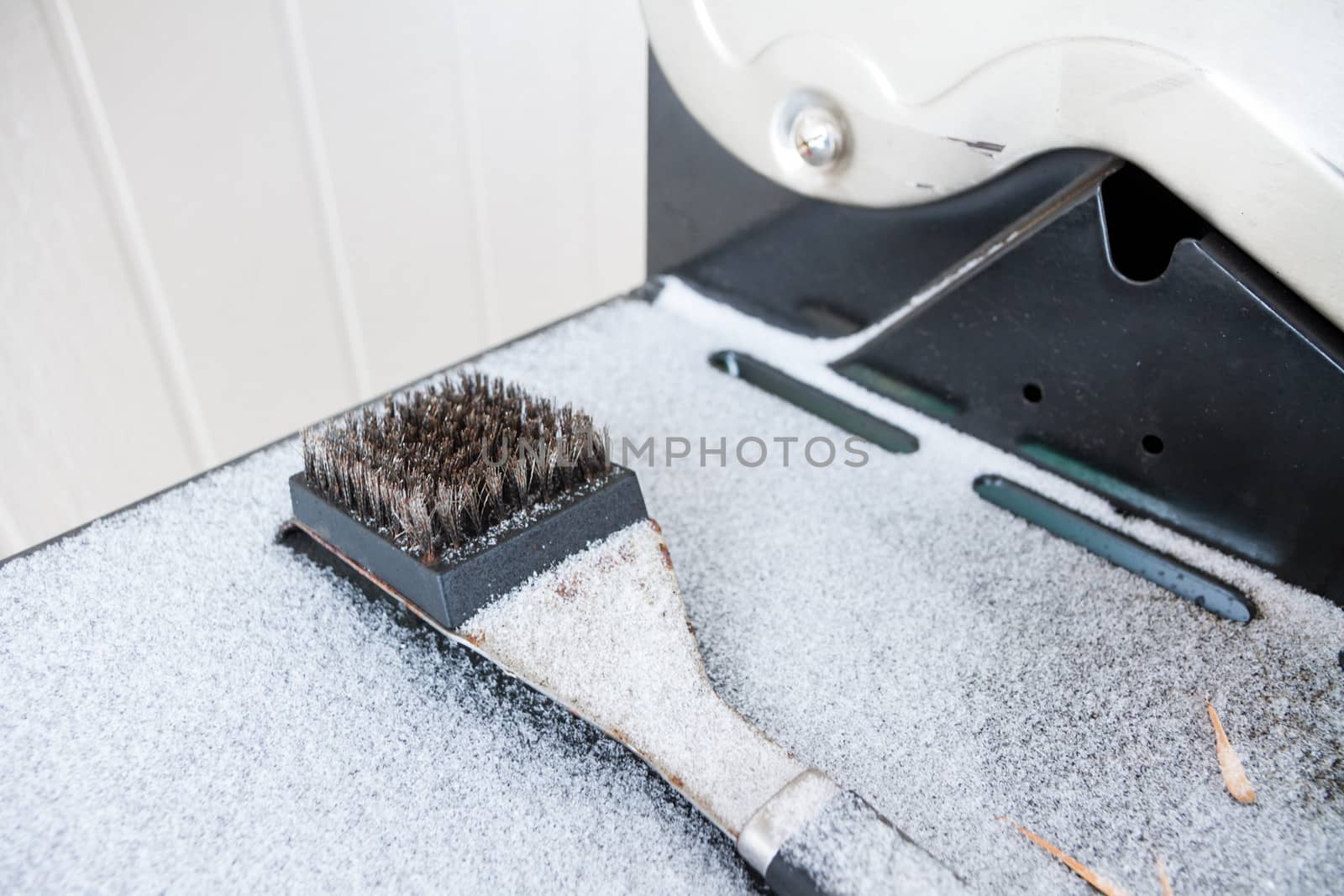 Scrubber for a BBQ covered in snow at the end of the summer season