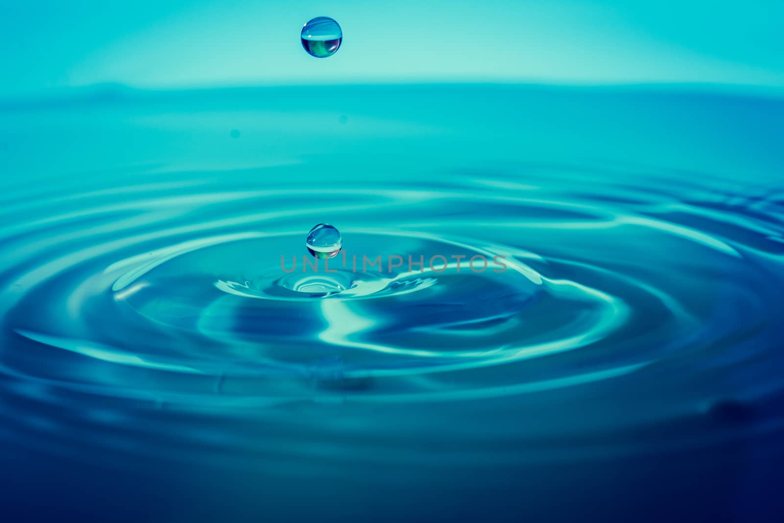 Impact instant of a drop of water by IVYPHOTOS