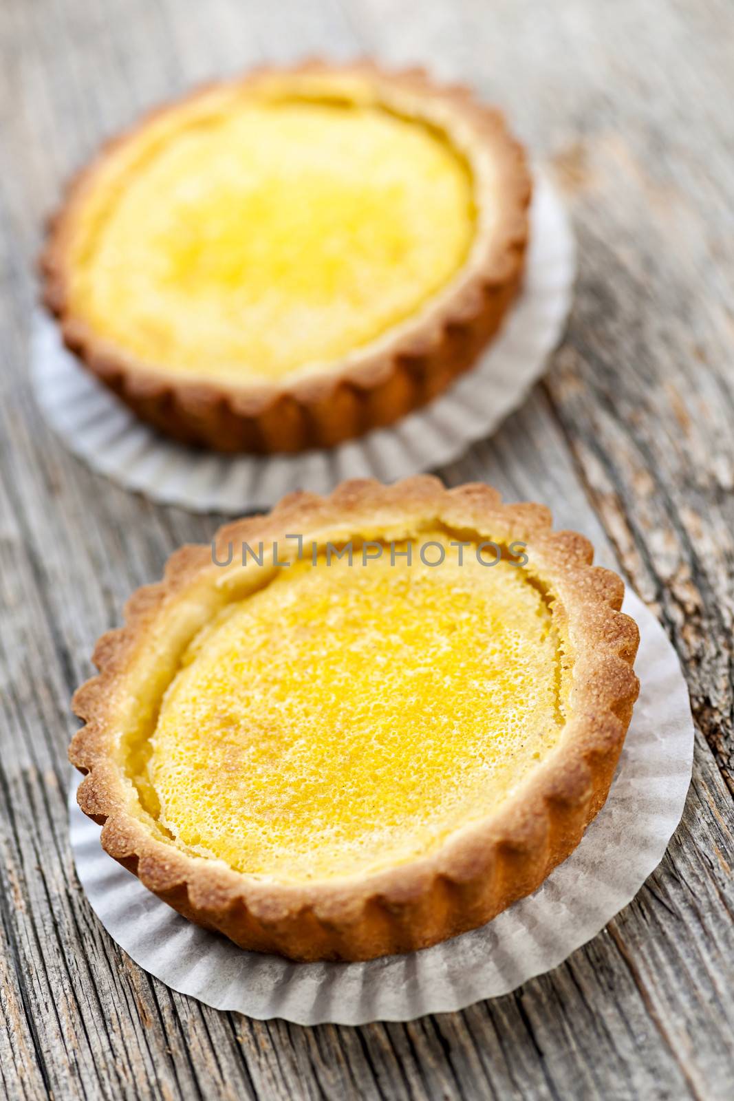 Lemon tarts by elenathewise
